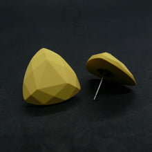 Load image into Gallery viewer, Pastellkollased tahulised kolmnurksed kõrvarõngad