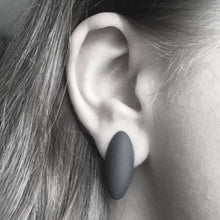 Load image into Gallery viewer, Helelillad piklikud ovaalsed kõrvarõngad