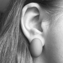 Load image into Gallery viewer, Keskmised violetsed ovaalsed kõrvarõngad