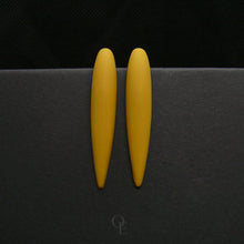 Load image into Gallery viewer, Sinepikollased tilgakujulised kõrvarõngad - Oma Ehe