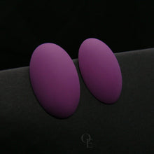 Load image into Gallery viewer, Keskmised tumelillad ovaalsed kõrvarõngad - Oma Ehe