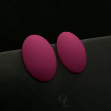 Load image into Gallery viewer, Väikesed kirsipunased ovaalsed kõrvarõngad - Oma Ehe