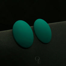 Load image into Gallery viewer, Väikesed smaragdrohelised ovaalsed kõrvarõngad - Oma Ehe