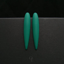 Load image into Gallery viewer, Smaragdrohelised tilgakujulised kõrvarõngad - Oma Ehe