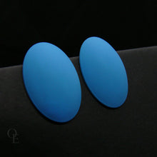 Load image into Gallery viewer, Suured sinised ovaalsed kõrvarõngad - Oma Ehe