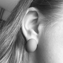 Load image into Gallery viewer, Väikesed smaragdrohelised ovaalsed kõrvarõngad